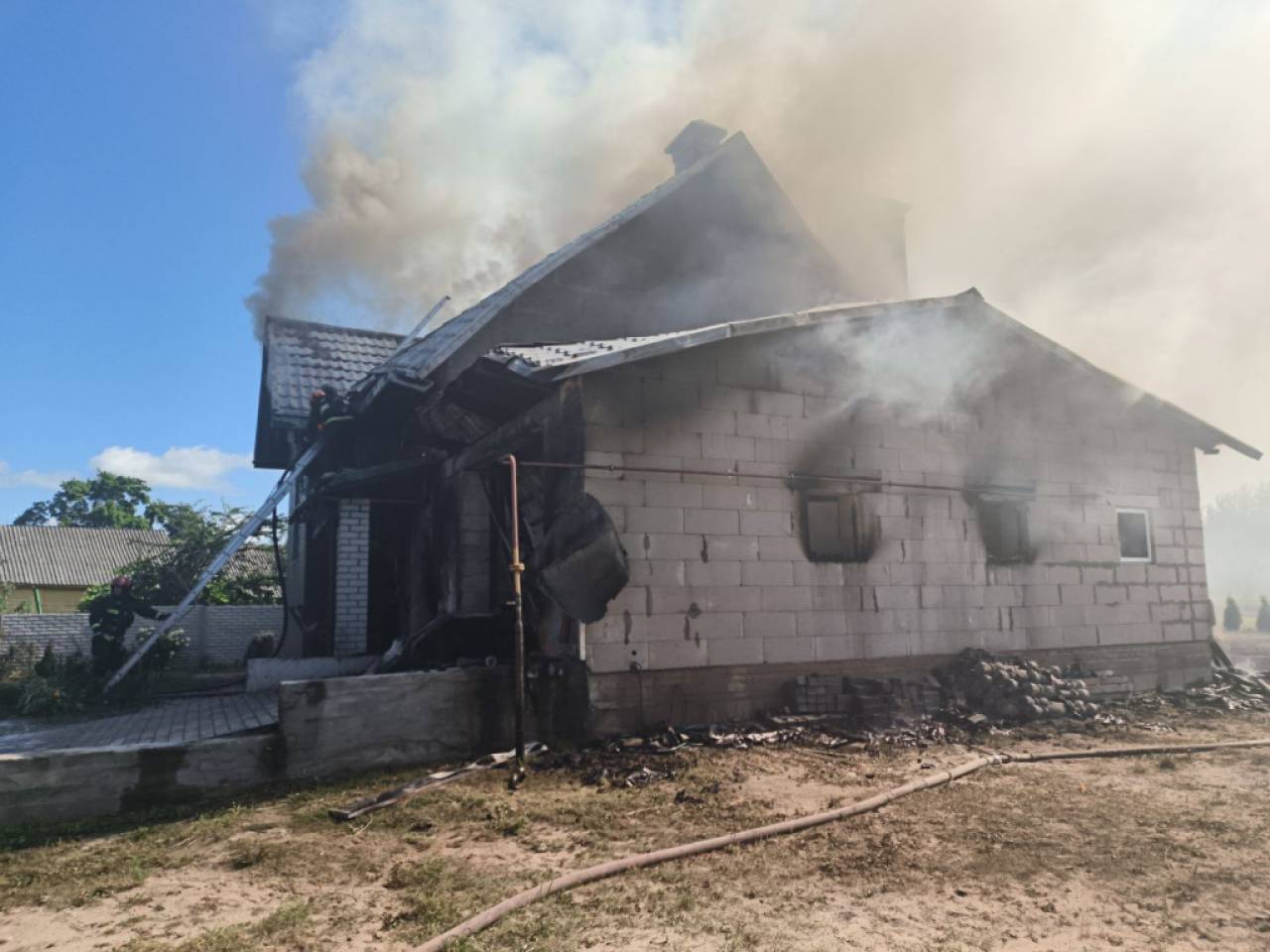В деревне под Гродно участковый спас детей на пожаре: они даже не подозревали, что горит дом