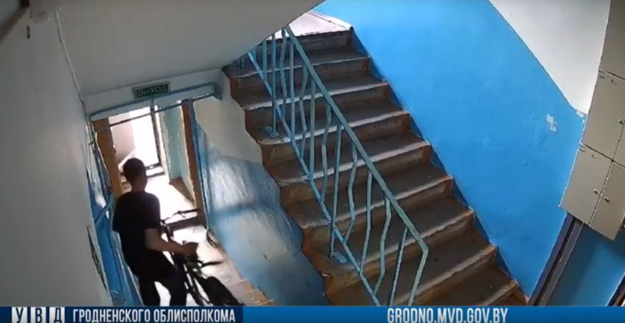 Жители общежитий по ул. Комарова в Гродно так и не привыкли, что у них постоянно воруют велосипеды: очередной случай