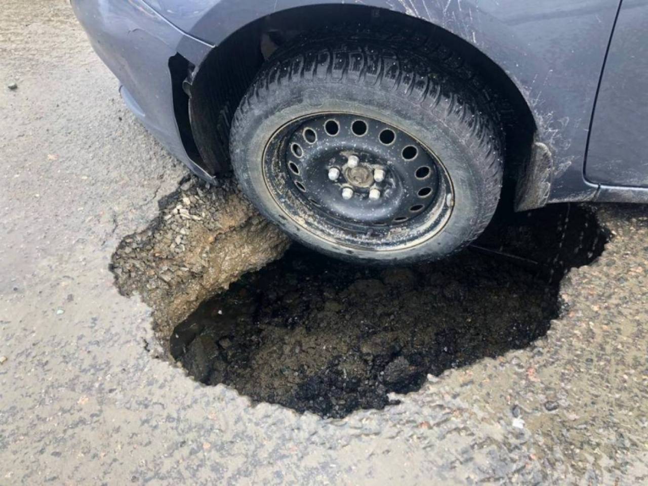 В ГАИ рассказали, что делать, если машина попала в яму на дороге, и кто должен возместить ущерб