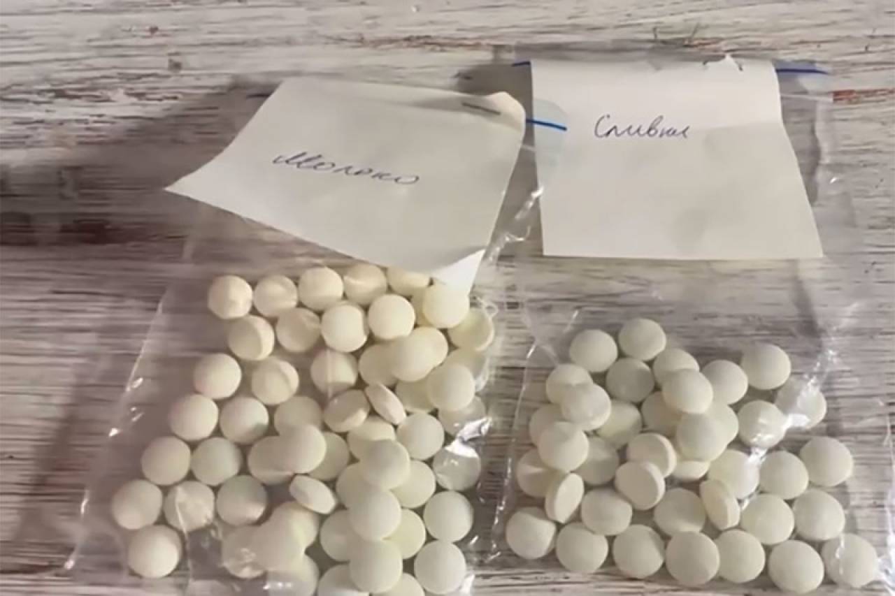 В Беларуси на заводе медпрепаратов сделали партию конфет из сухого молока в виде таблеток — популярный блогер попробовал и рассказал, что это было