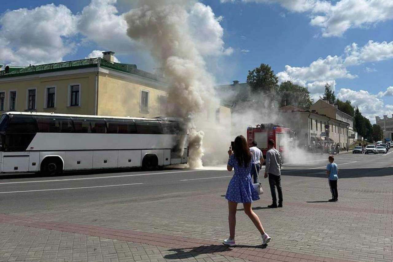 В Гродно прямо напротив пожарной каланчи загорелся туристический автобус