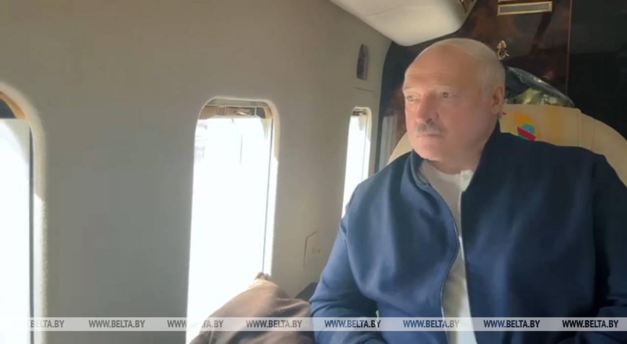 В воскресенье Лукашенко с вертолета проинспектировал поля на западе Беларуси