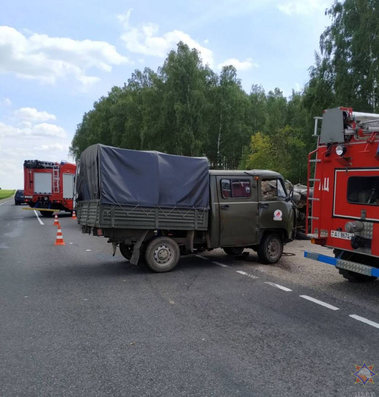 Под Новогрудком столкнулись две «буханки»: спасатели «вырезали» из машин трех человек