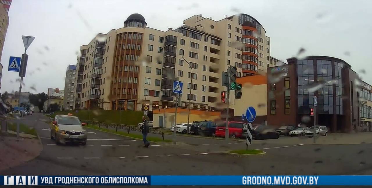 В Гродно пьянющий мужчина вышел под колеса авто на красный свет светофора прямо на глазах у инспекторов ГАИ. Как его наказали?