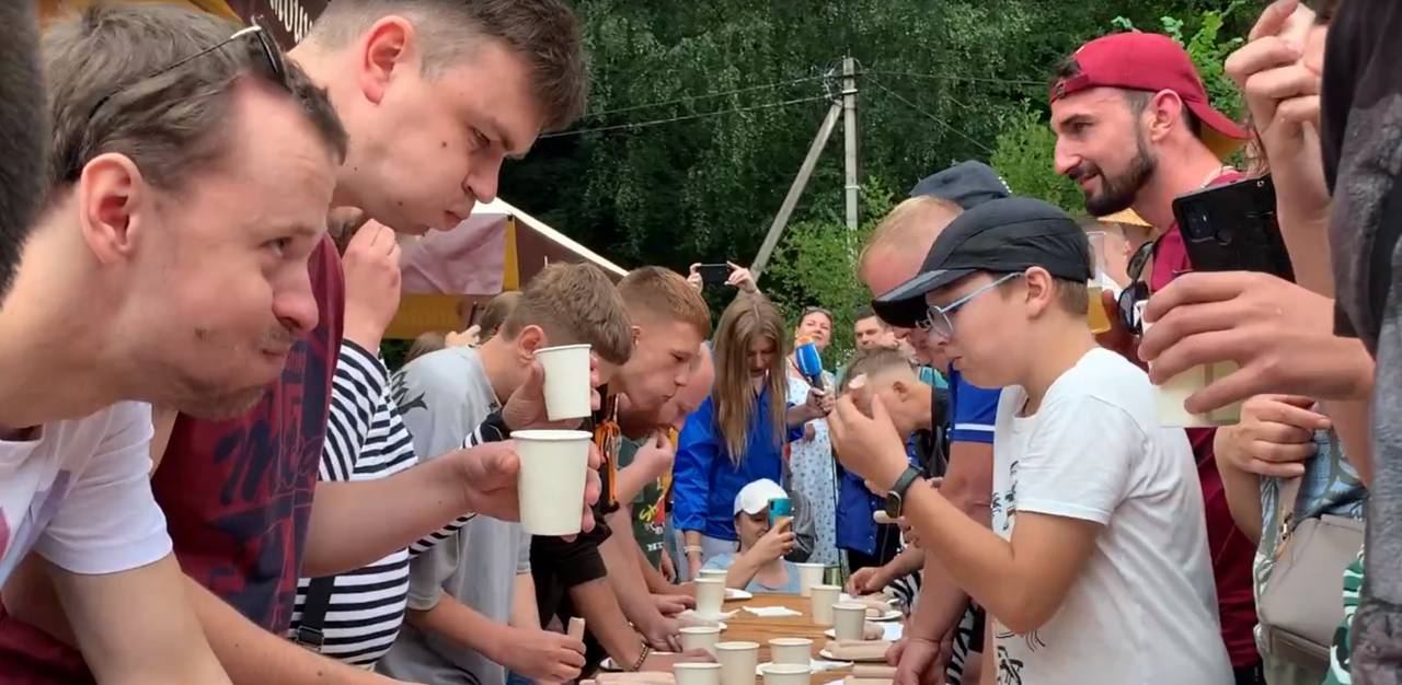 Видеофакт: на Августовском канале прошли соревнования по скоростному поеданию сосисок. Победитель выиграл сосиски