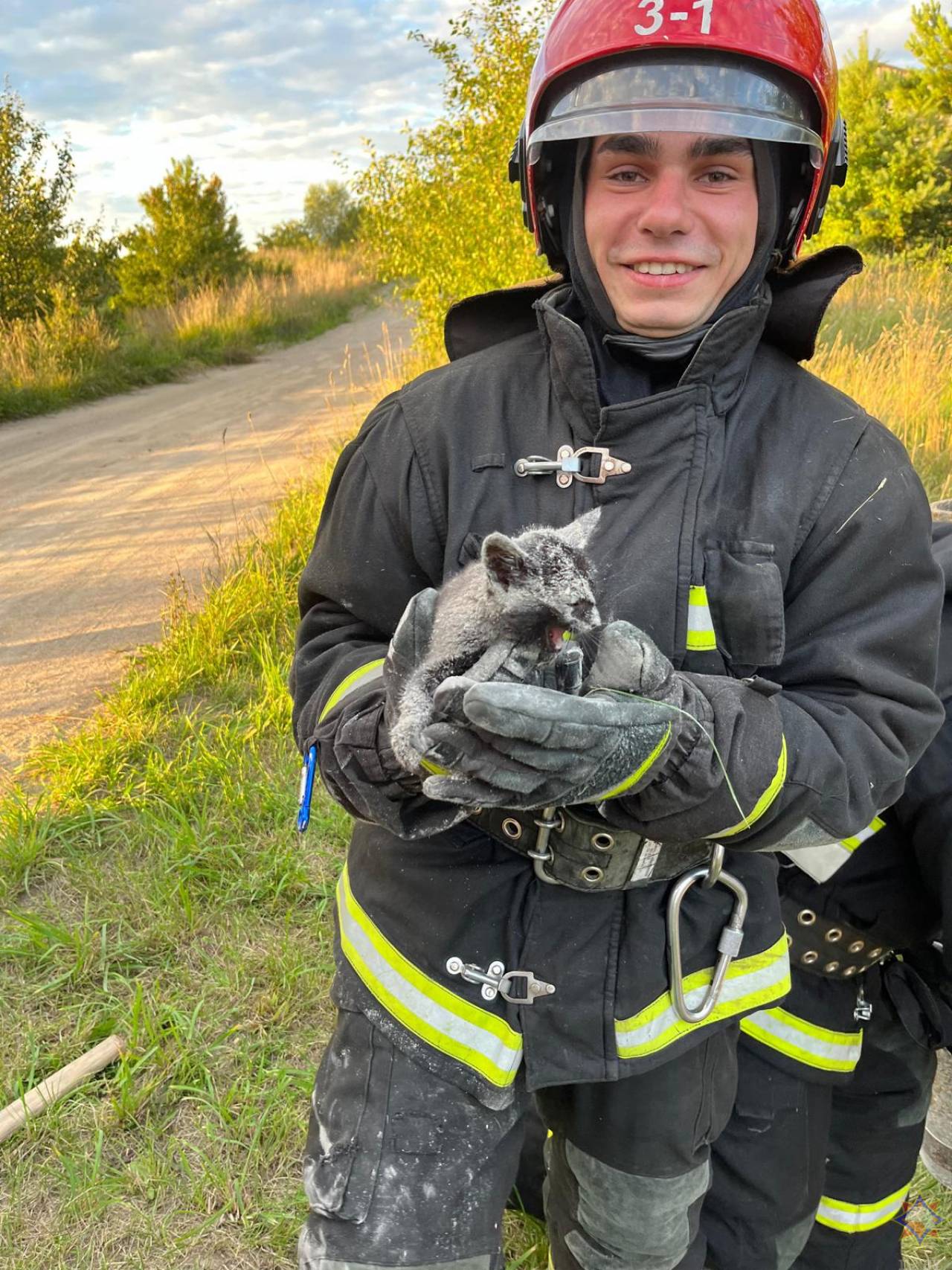 Волковысские спасатели пришли на помощь котенку, который упал в глубокую трубу-опору