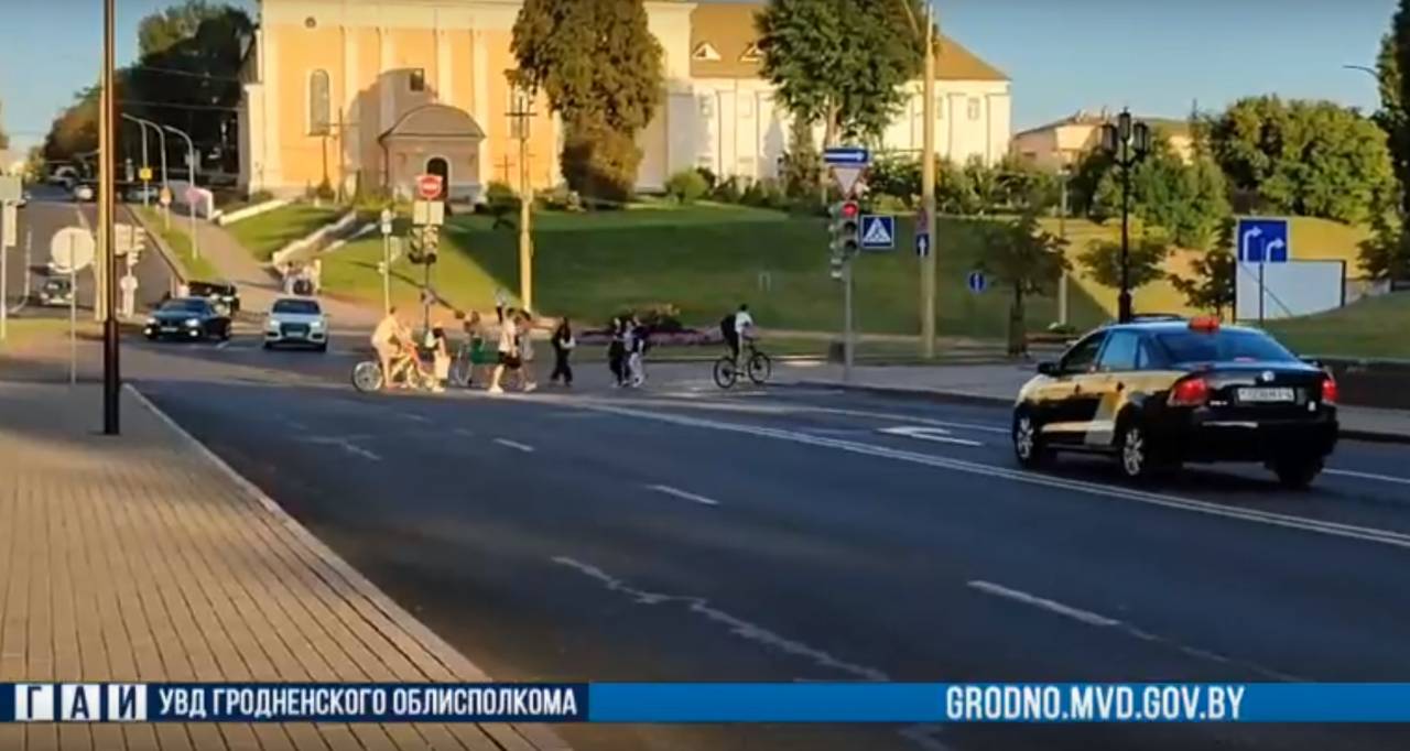 Начали с предупреждений: за вечер только на одном пешеходном переходе в Гродно сотрудники ГАИ остановили 6 очень быстрых велосипедистов и самокатчика