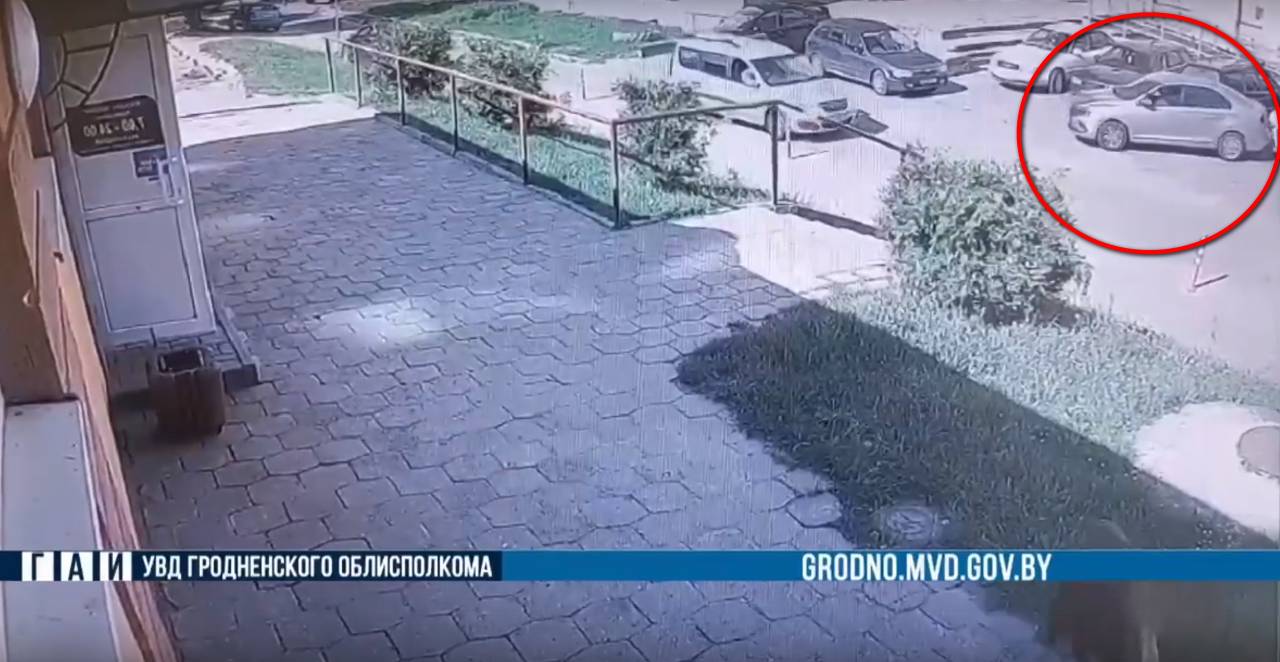 В Гродно легковушка «припарковалась» в Audi и покинула место ДТП: ее водителя сейчас разыскивает ГАИ