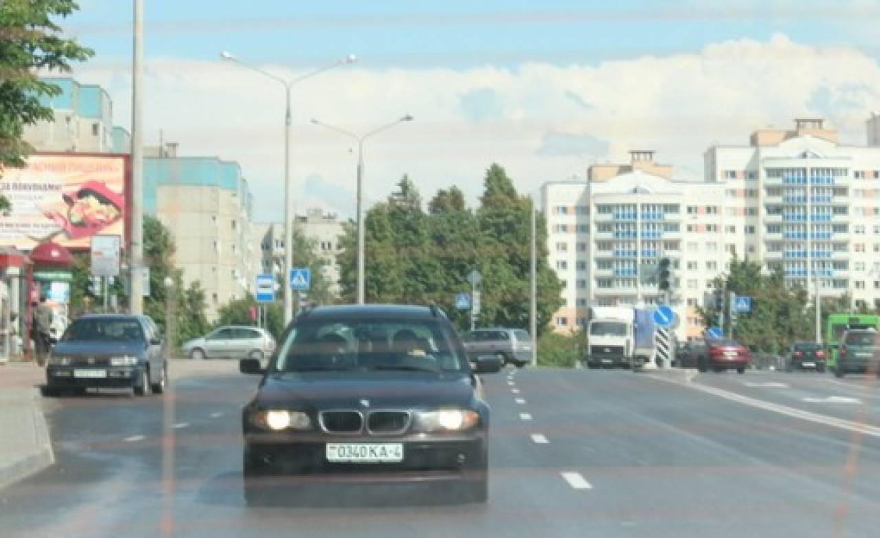 С 25 августа водителям в Беларуси нужно ездить с включенным светом фар. В ГАИ назвали размеры штрафов за забывчивость