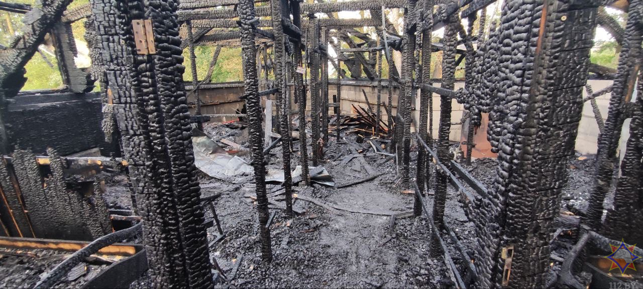 Гродненские спасатели показали, что осталось после пожара на известной среди гродненцев агроусадьбе
