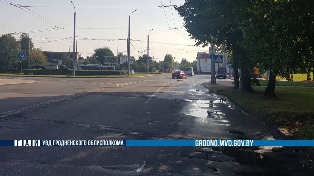 Утром в Гродно на пешеходном переходе сбили женщину-велосипедиста: она сделала даже больше, чем требуют ПДД
