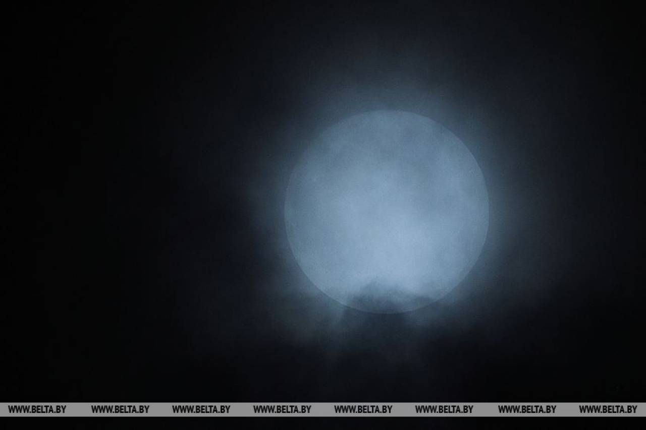 Фотофакт: этой ночью жители Гродно могли увидеть «голубую луну»