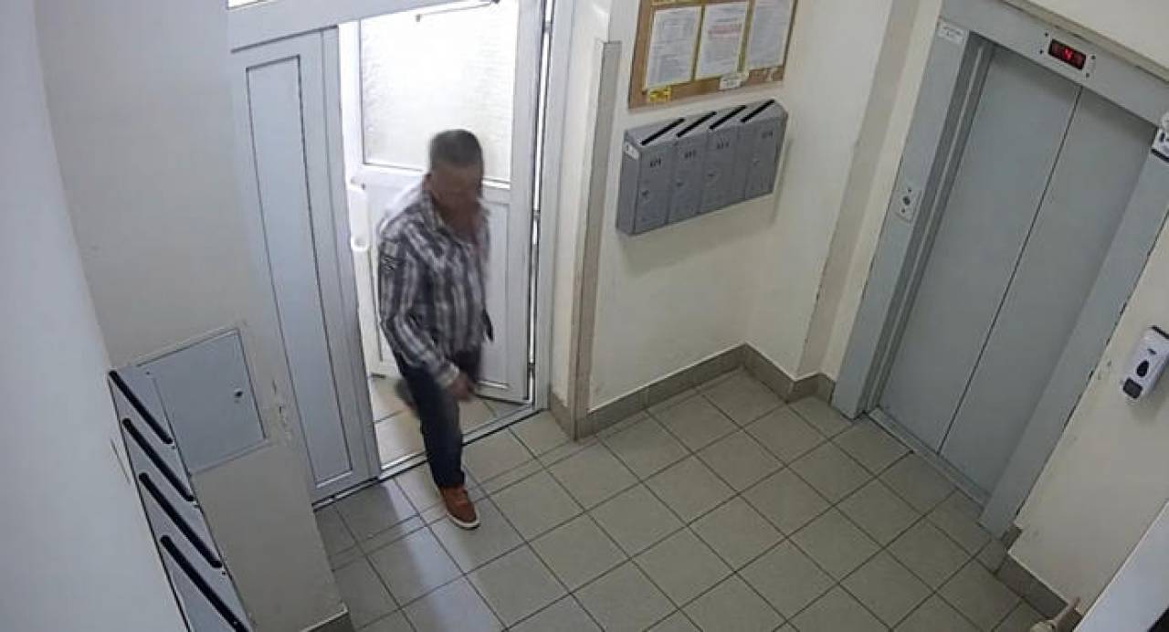 В Гродно разыскивают мужчину, который украл у женщины пальто и куртки. Она сама у магазина пригласила его выпить домой