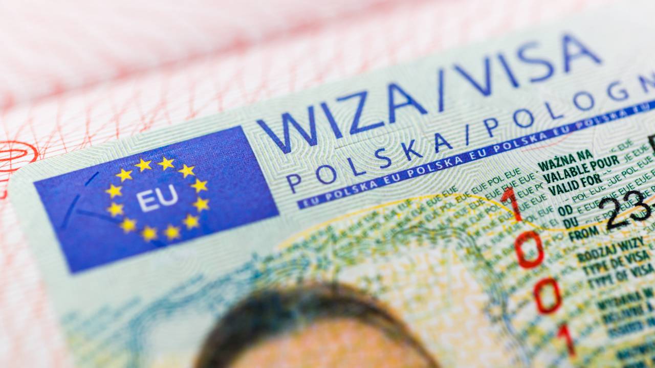 Польша возобновляет прием документов на туристические визы