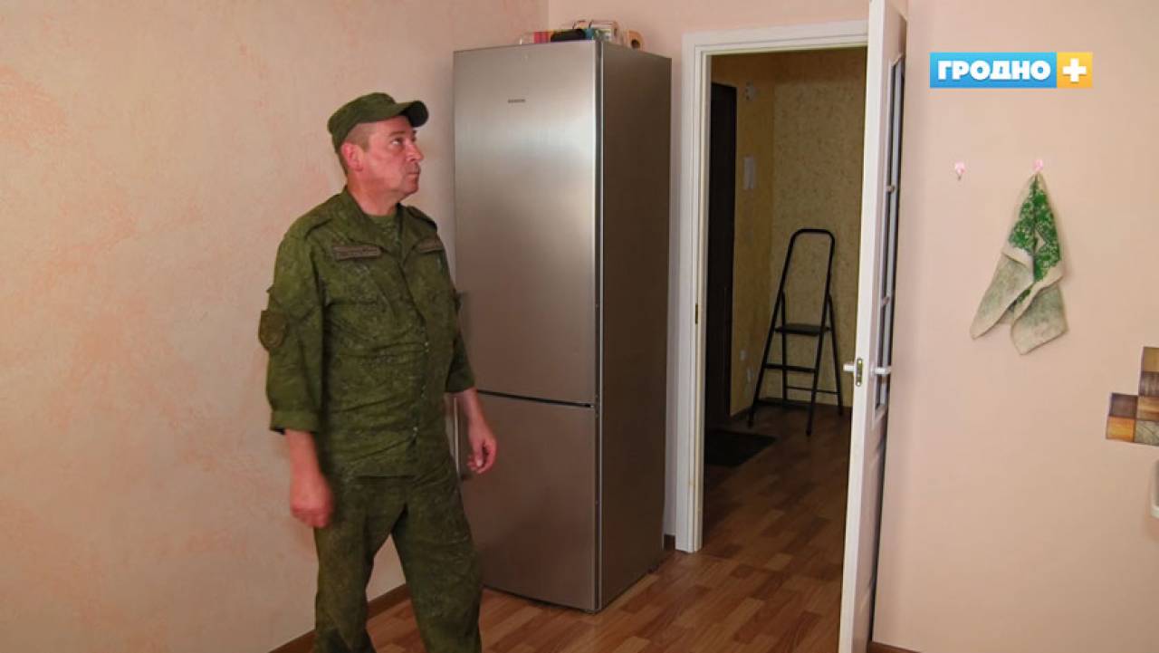 27 лет в армии: прапорщик из Гродно одним из первых в стране получил ключи от собственной квартиры за выслугу