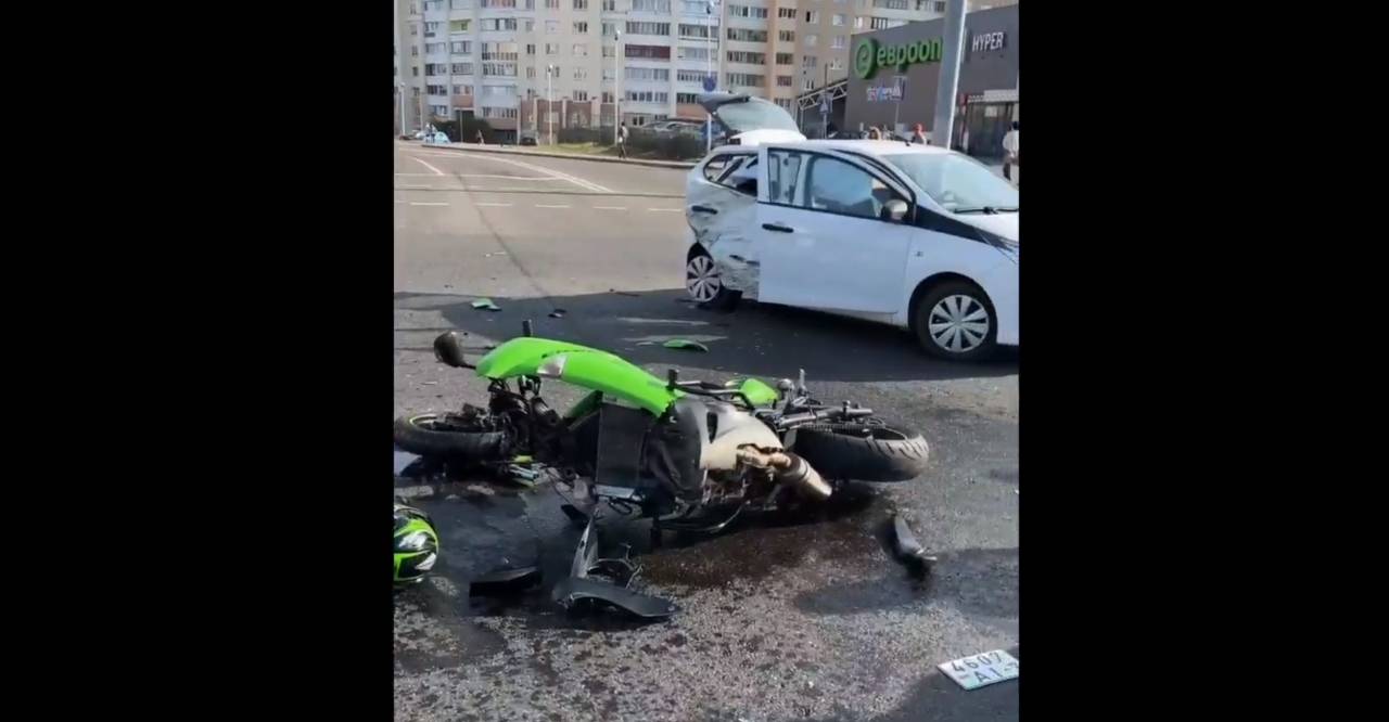 На проспекте Купалы в Гродно мотоцикл развалился на две части после аварии. Есть видео ДТП