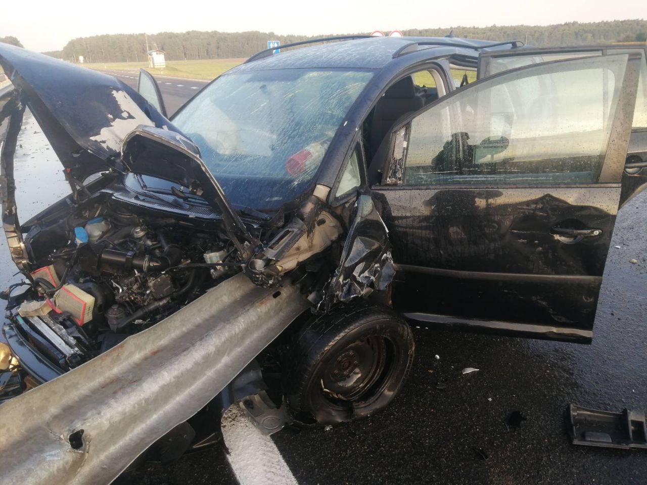 Страшная авария на трассе М6 под Щучином — водитель заснул за рулем, его машину прошило отбойником насквозь