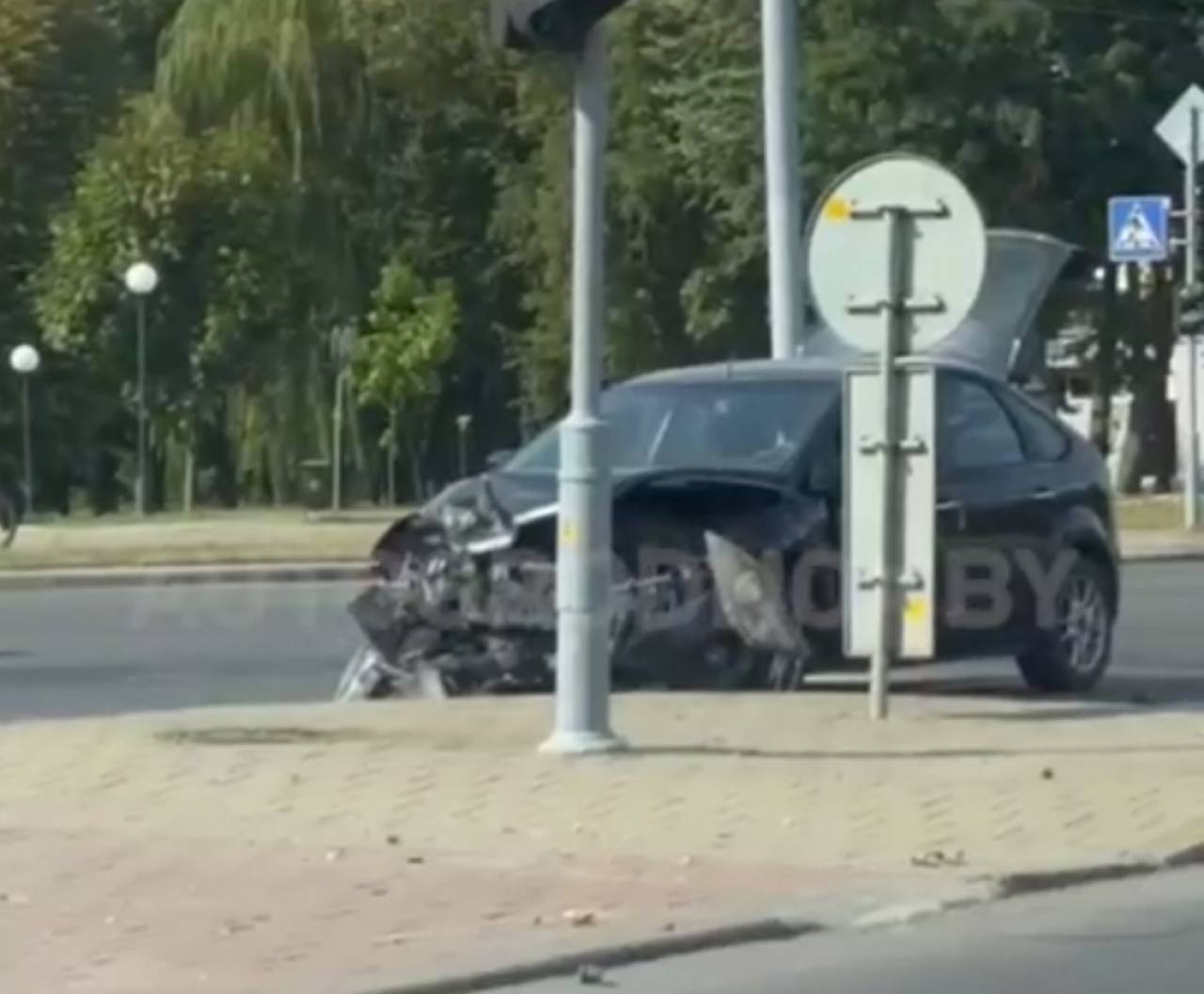 В Гродно столкнулись Ford и Audi — одну из машин отбросило на пешехода, который стоял на островке безопасности