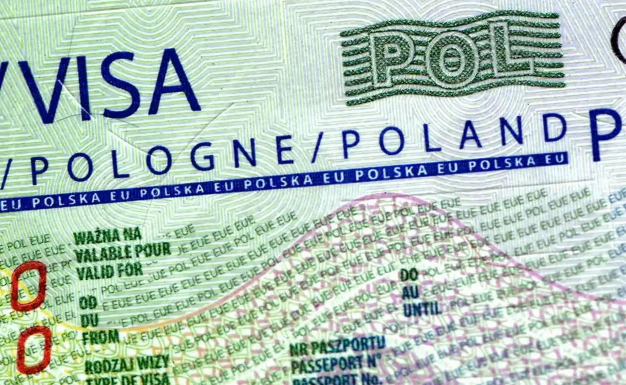 Польша возобновила прием документов на туристические визы, но дат так и нет