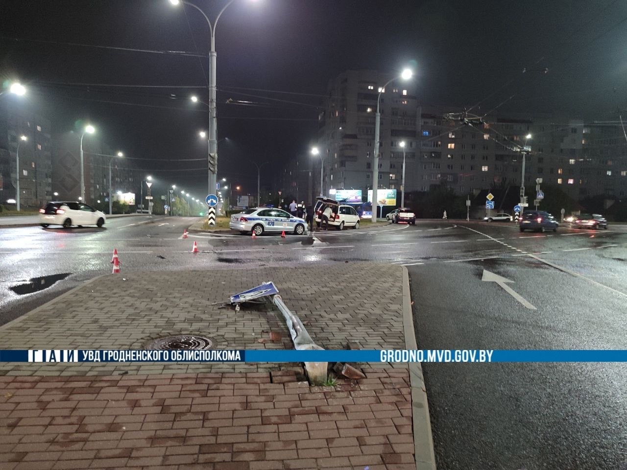 На кольце Брикеля-Дзержинского в Гродно минивен снес светофор на тротуаре: водителю стало плохо прямо за рулем