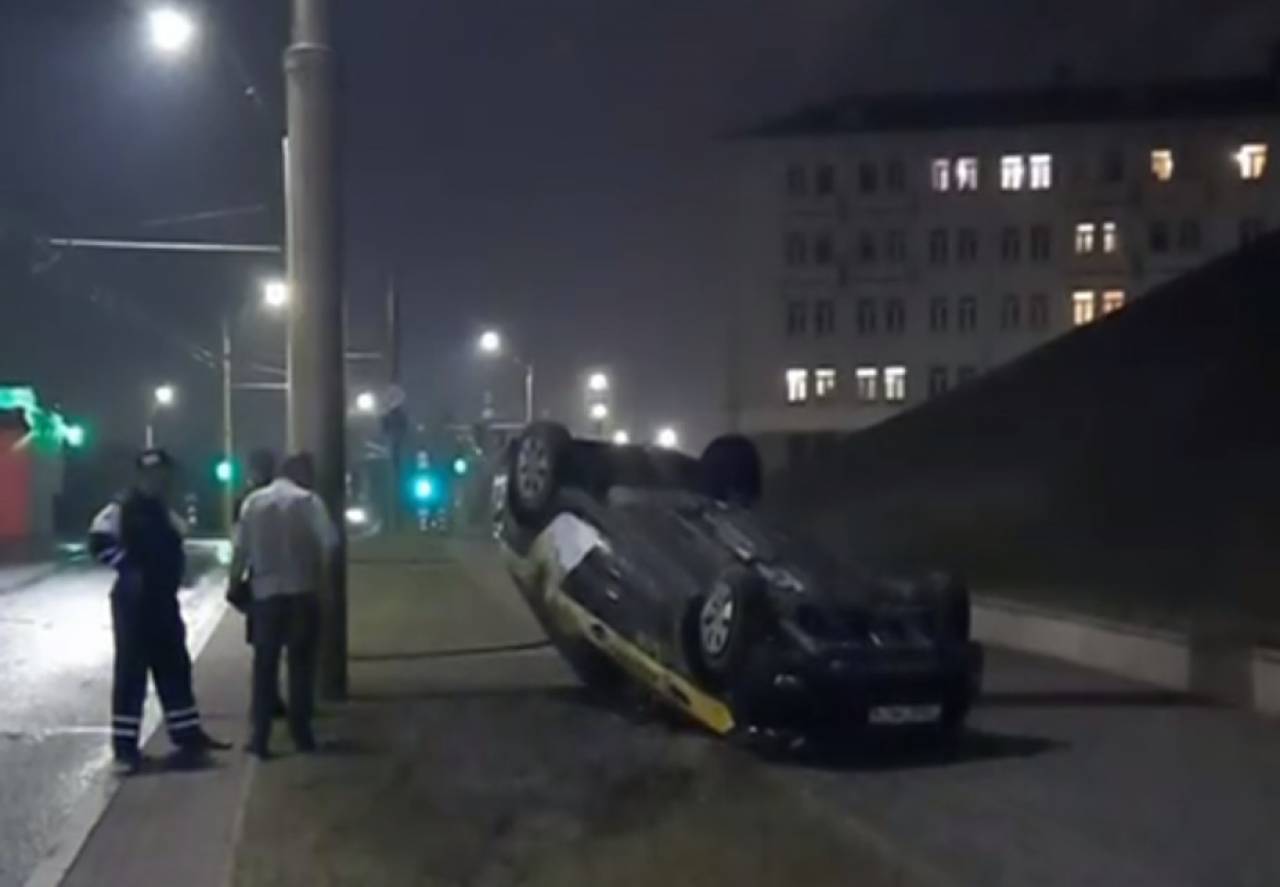 В Гродно машина такси напротив драмтеатра на скорости ударилась о бордюр и перевернулась на крышу