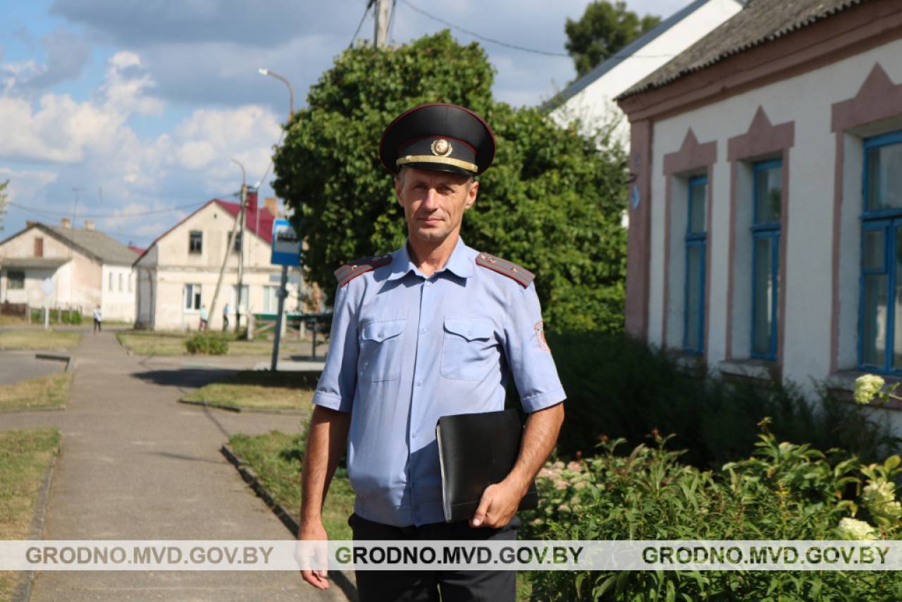 Гродненец, проработавший 10 лет учителем, в 32 года пошел работать в милицию, уехал в Мостовский район, а в 47 занялся карате