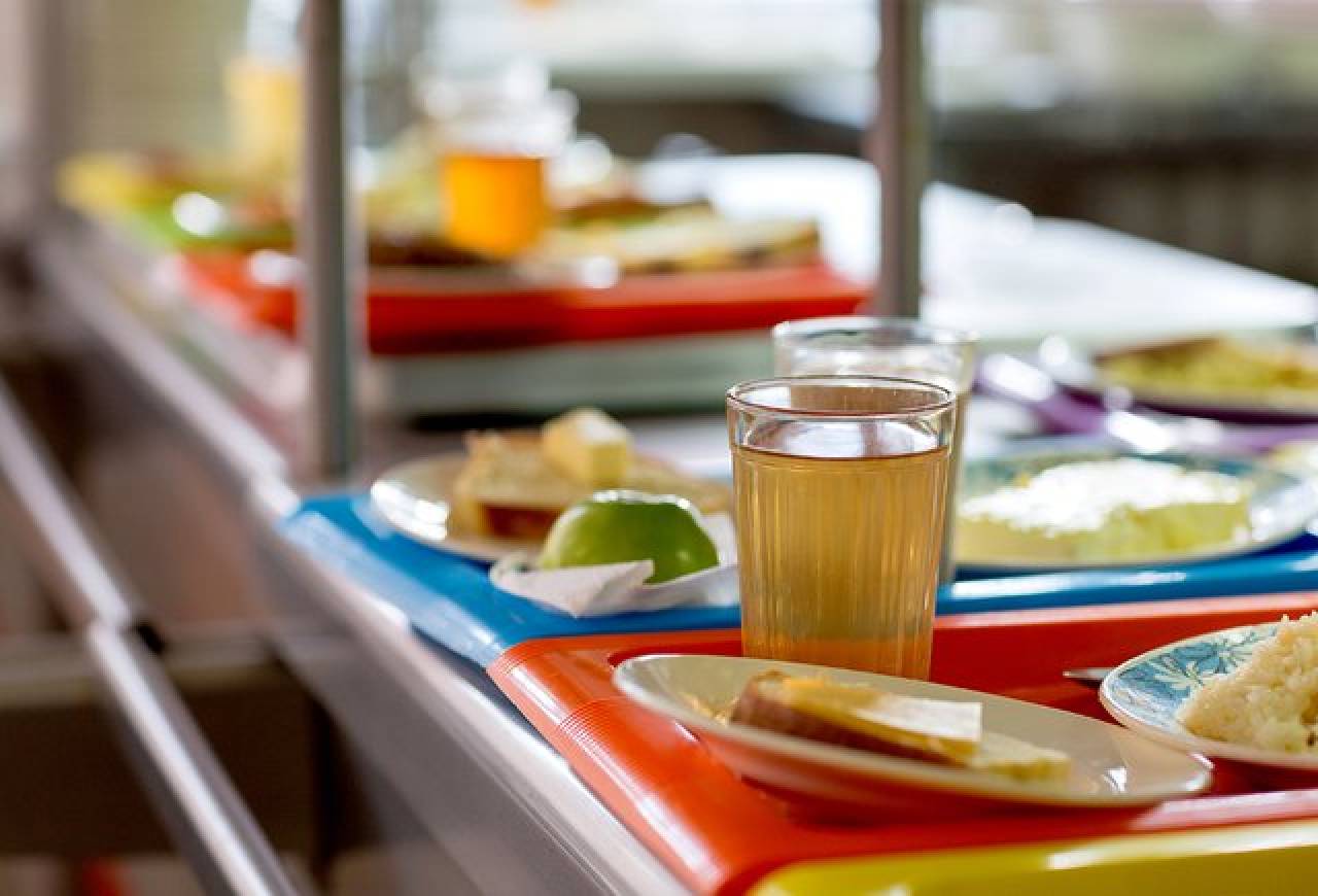 Недовес в тарелках школьников и лишняя еда на кухне: госконтроль проверил школы Гродненской области