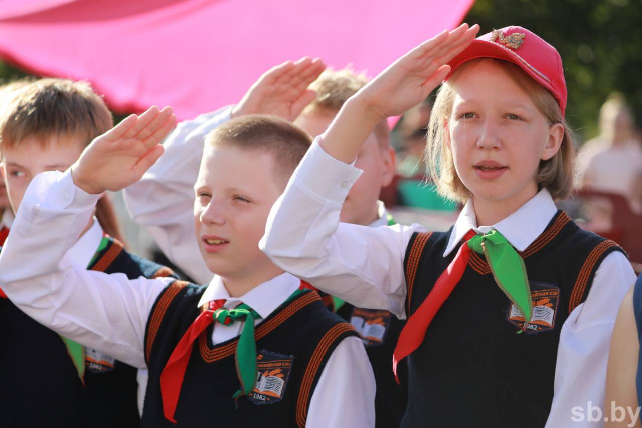 У белорусов по телефону спросили, как они относятся к введению единых элементов школьной одежды