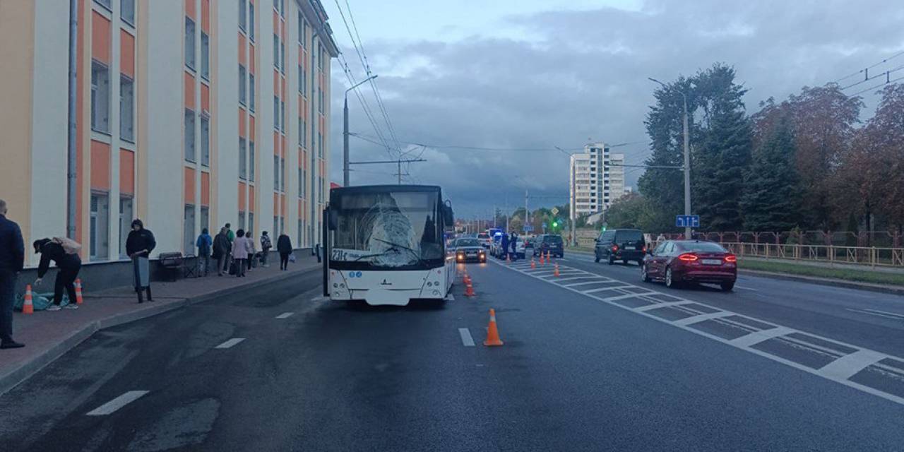 Автобус на скорости снес мужчину: следователи показали видео утренней трагедии в Гродно