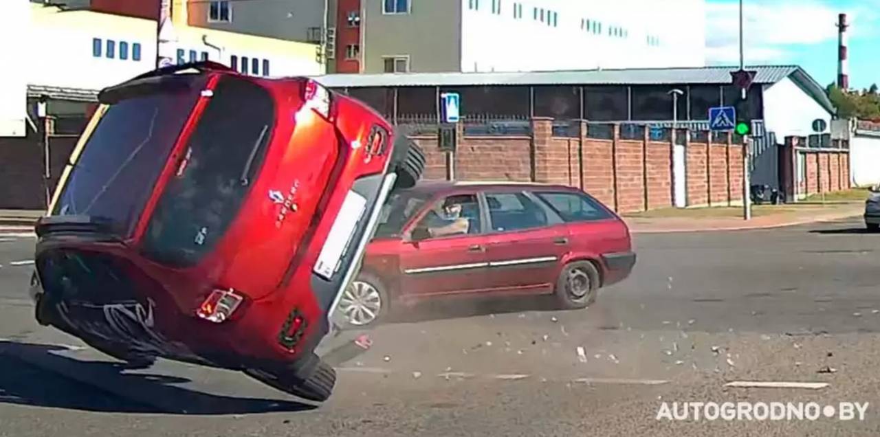 Появилось видео аварии в Гродно, в которой один из автомобилей перевернулся. Решение ГАИ может сначала удивить