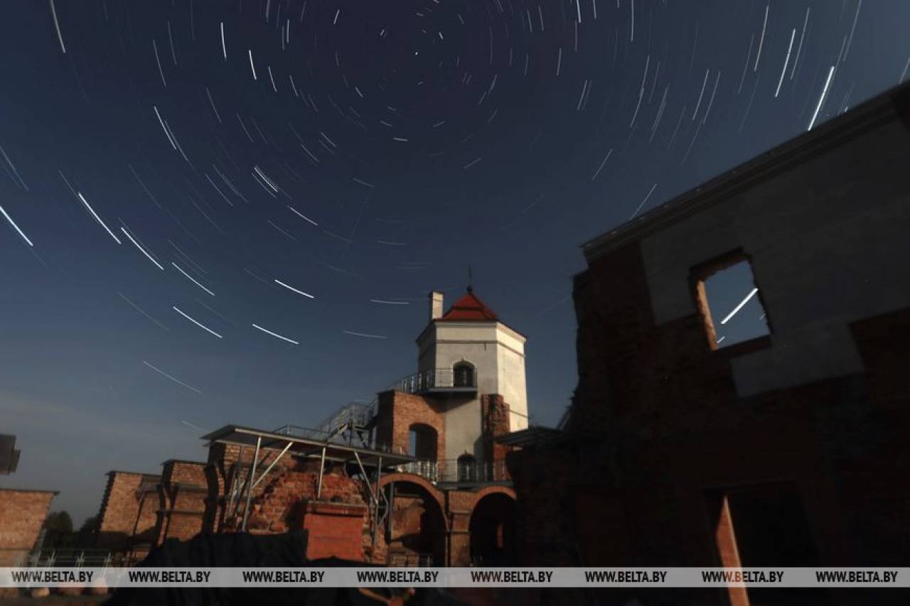 Посмотрите на ночное осеннее звездное небо, которое стало фоном для памятников архитектуры Гродненской области