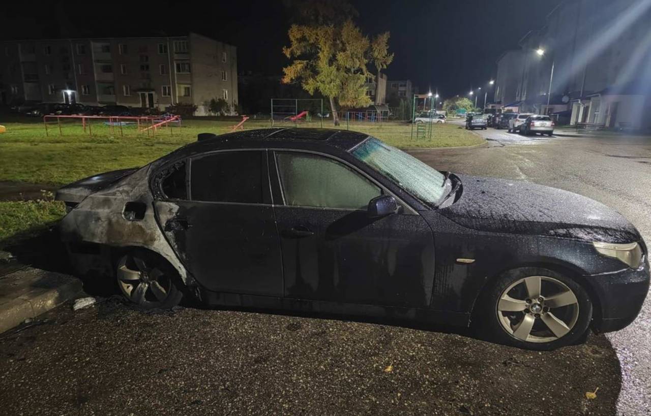 В Ошмянах горела легковушка: огнем повредило и припаркованную рядом машину