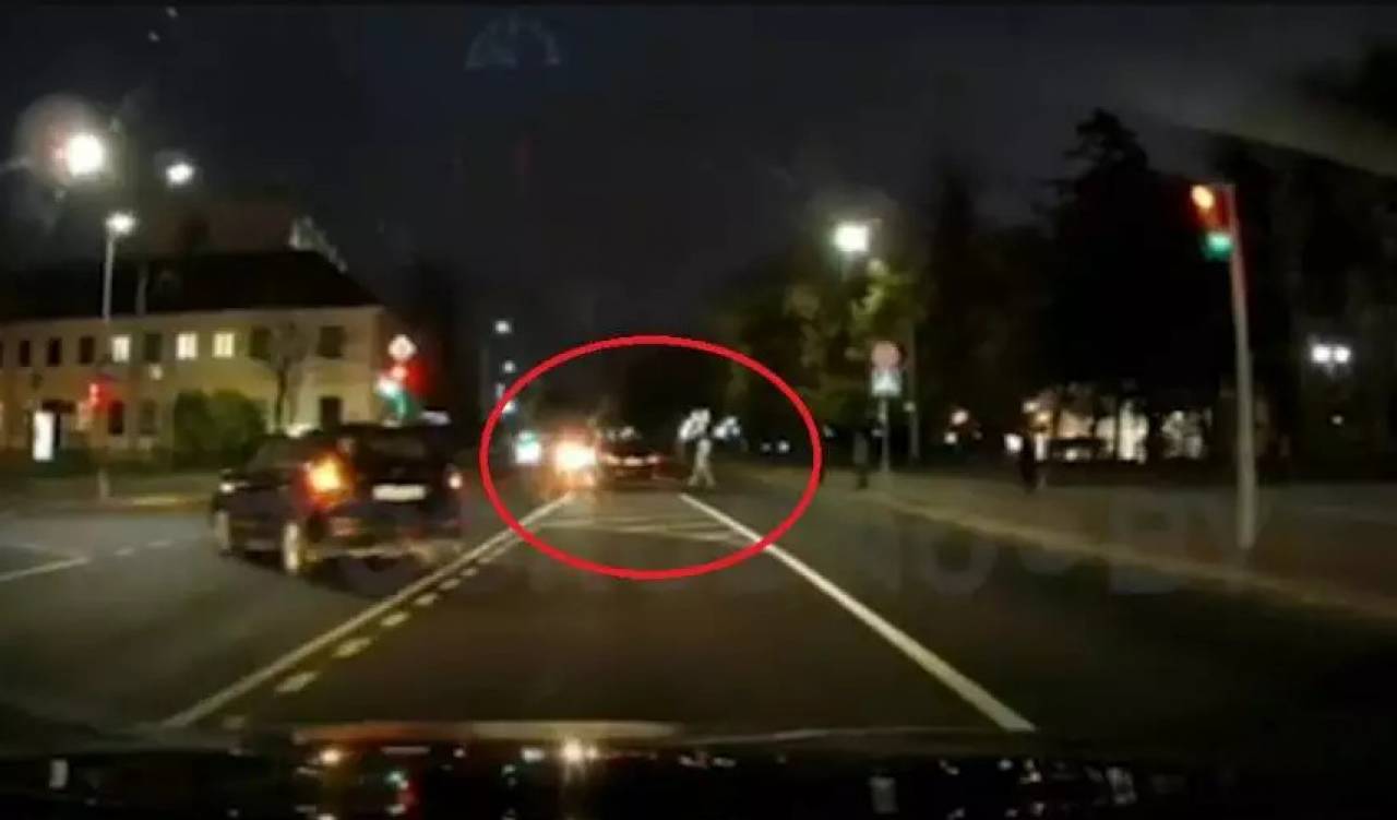 В Гродно таксист едва не снес пешехода, проехав перекресток на «красный»: ГАИ нашла нарушителя по видео