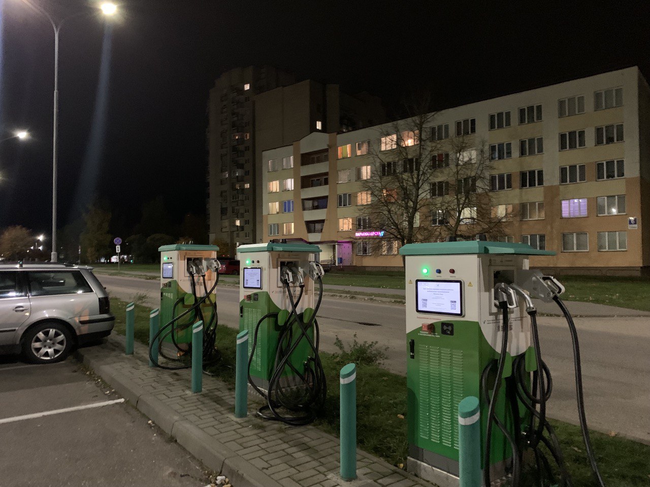 В Беларуси продолжают адаптировать зарядные станции для китайских электрокаров: недавно в Гродно появилось еще три коннектора стандарта GB/T