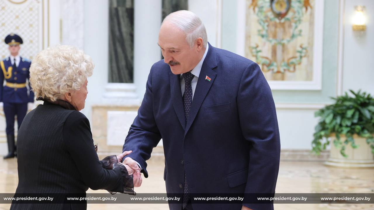 Александр Лукашенко лично поздравил гродненку с днем рождения. Вы ее точно знаете