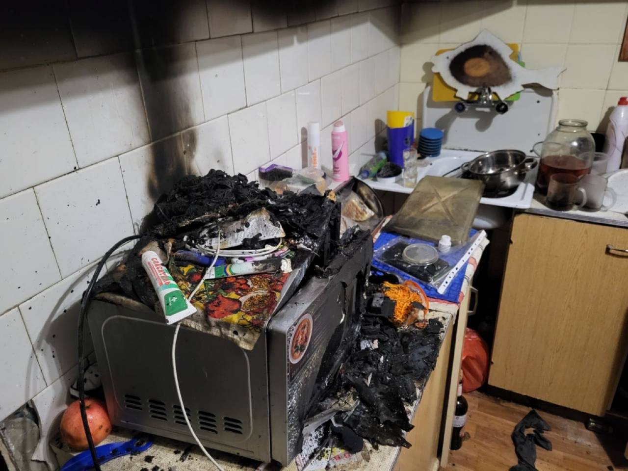 В самом центре Лиды из непотушенной свечи горела квартира: спасатели ликвидировали пожар