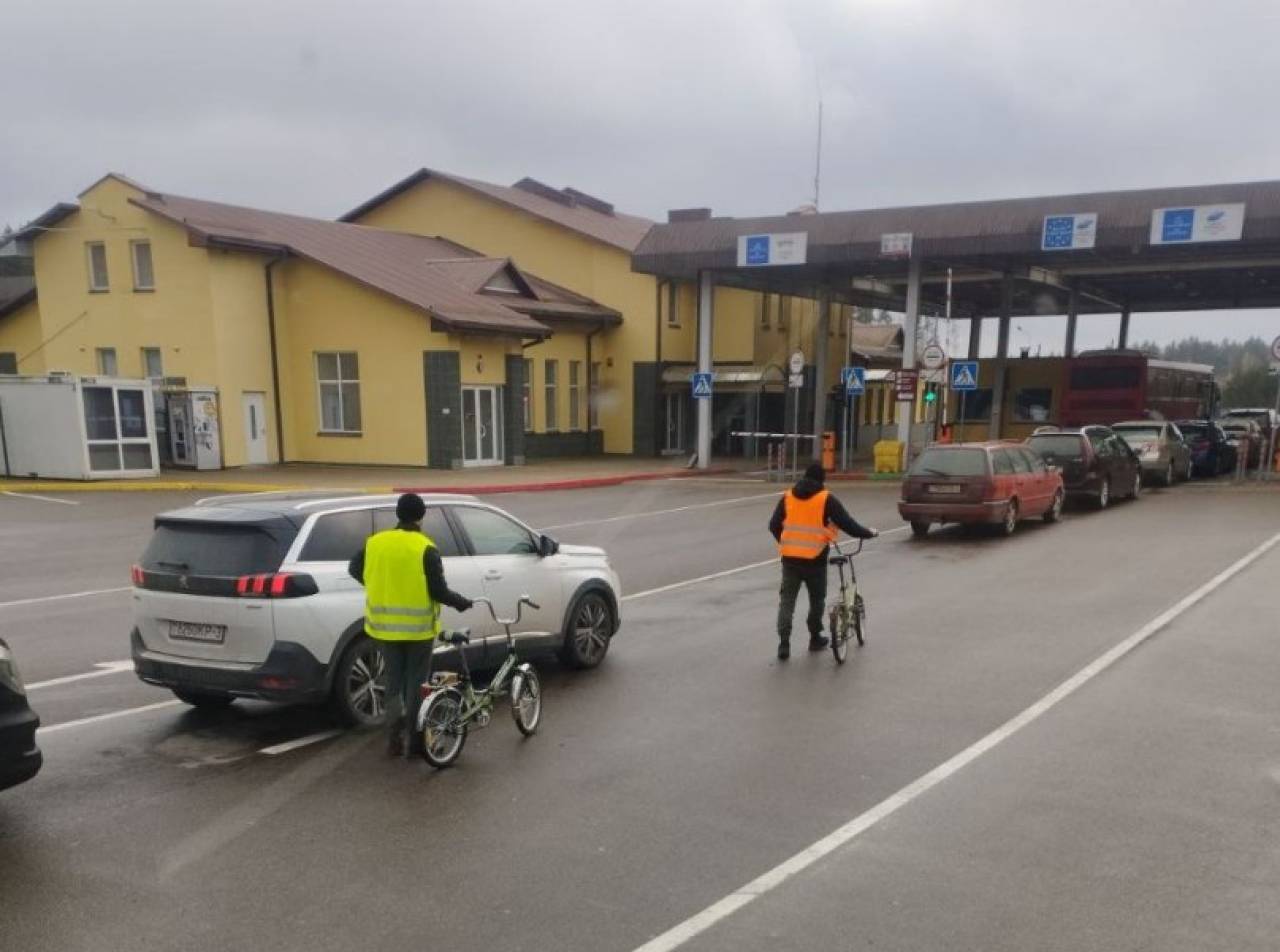 Очередные изменения? На литовской границе велосипедисты стоят в общей очереди с авто