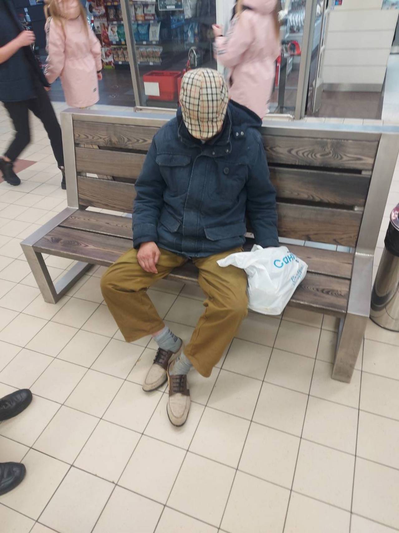«Уголовка» в 76 лет: в Гродно пожилой мужчина со скамейки забрал забытый пенсионеркой кошелек с 75 рублями