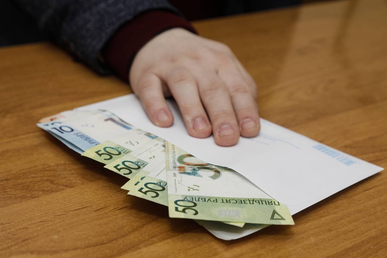 Налог больше, пенсия меньше: чем белорусу грозит зарплата «в конверте»