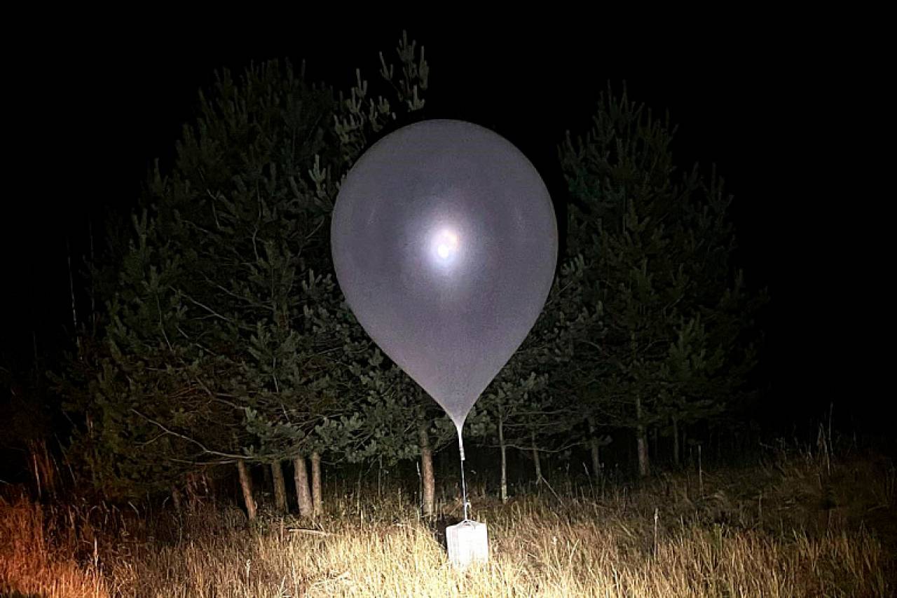 Литовские пограничники у границы с Беларусью перехватили «воздушный шарик» с грузом классической контрабанды