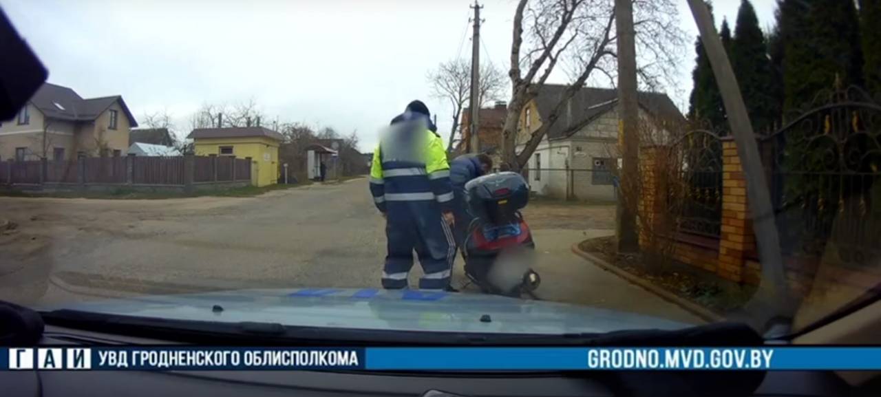 В Гродно сотрудники ГАИ остановили водителя скутера в частном секторе: он оказался без документов и сильно пьяным