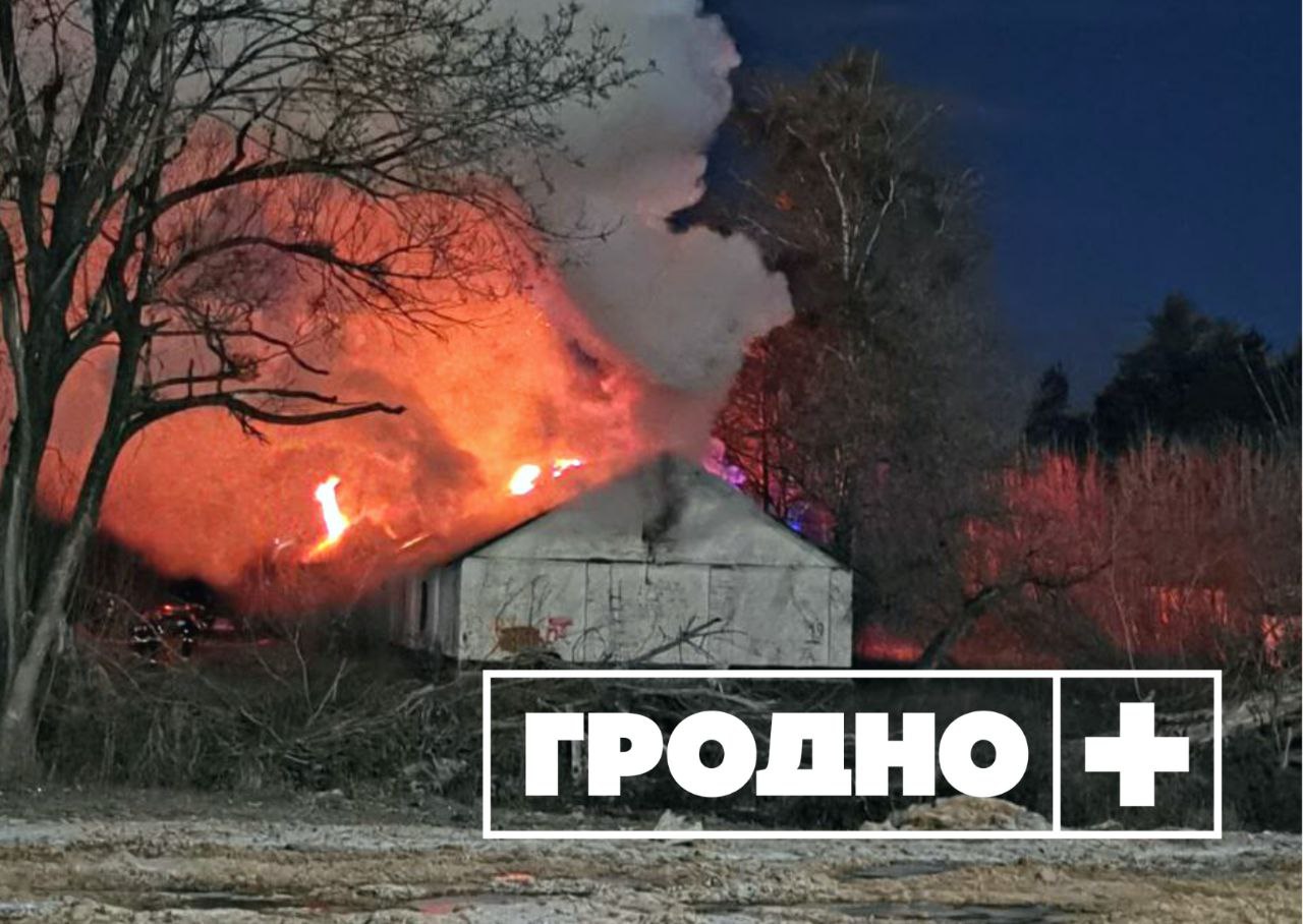 Очень сильный пожар: на Фолюше в Гродно горело здание бывшего военного городка