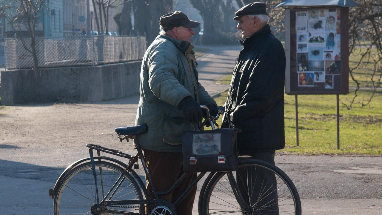 Живут на одну пенсию, сталкиваются с мошенниками, всем довольны: итоги опроса белорусских пенсионеров