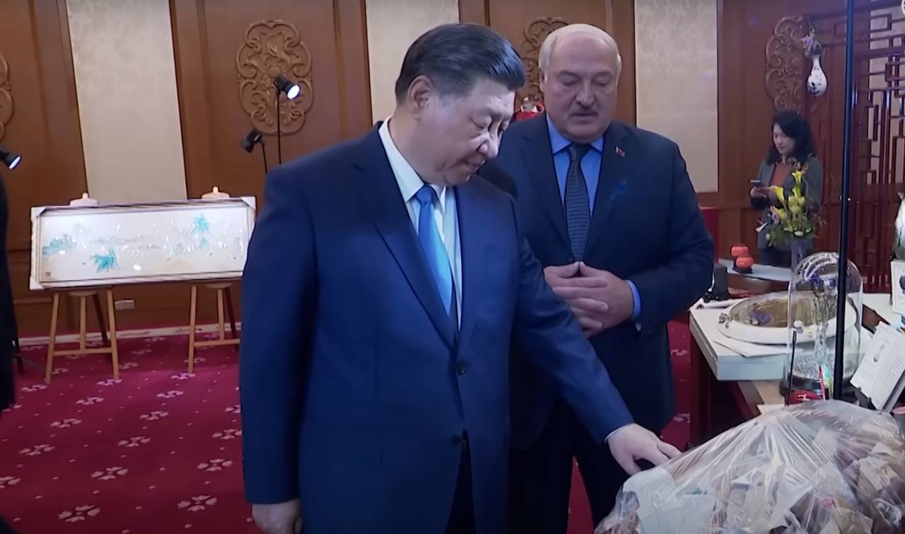 Смотрите, какие продукты Лукашенко подарил Председателю КНР Си Цзиньпину. Гродненцы могут купить все это в магазине у дома