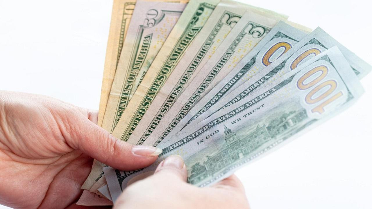 Белорусы сметают валюту в обменниках: за ноябрь купили ее почти на $1 млрд