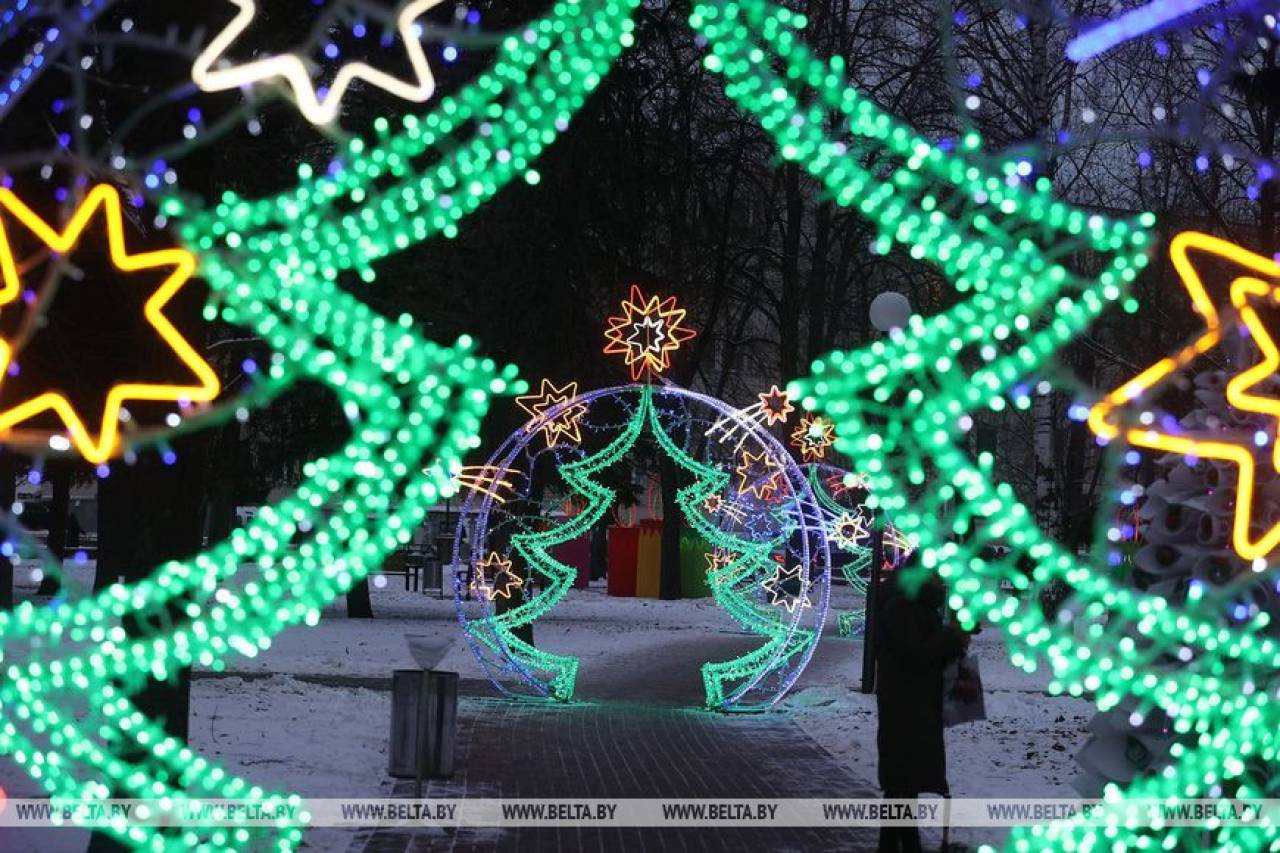 В Гродно «зажгли» аллею дизайнерских ёлок. Смотрите, как они выглядят в «битве народных дизайнеров»