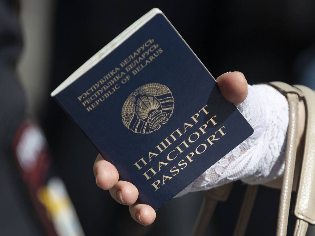 «Открыть визу через агентство — €500, съездить в тур — €570». Кажется, в Беларуси найден гарантированный способ получить шенген