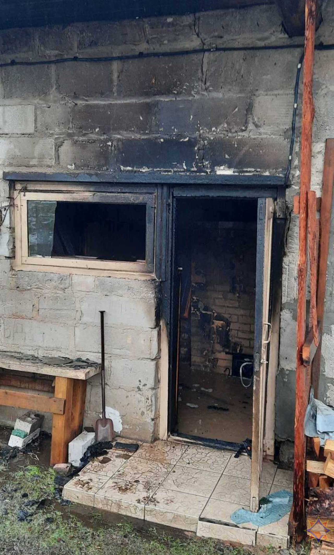 В Гродно сгорела баня на частном подворье: судя по фото, от нее ничего не осталось