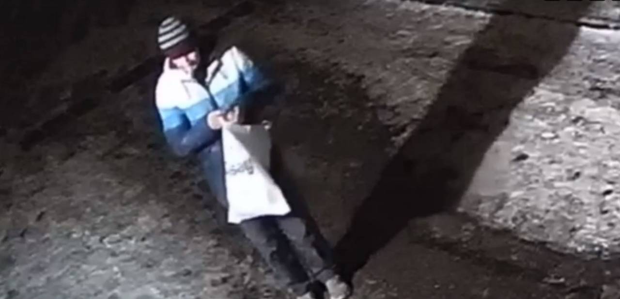 В Гродно разыскивают мужчину, подозреваемого в краже женской сумки. Посмотрите видео