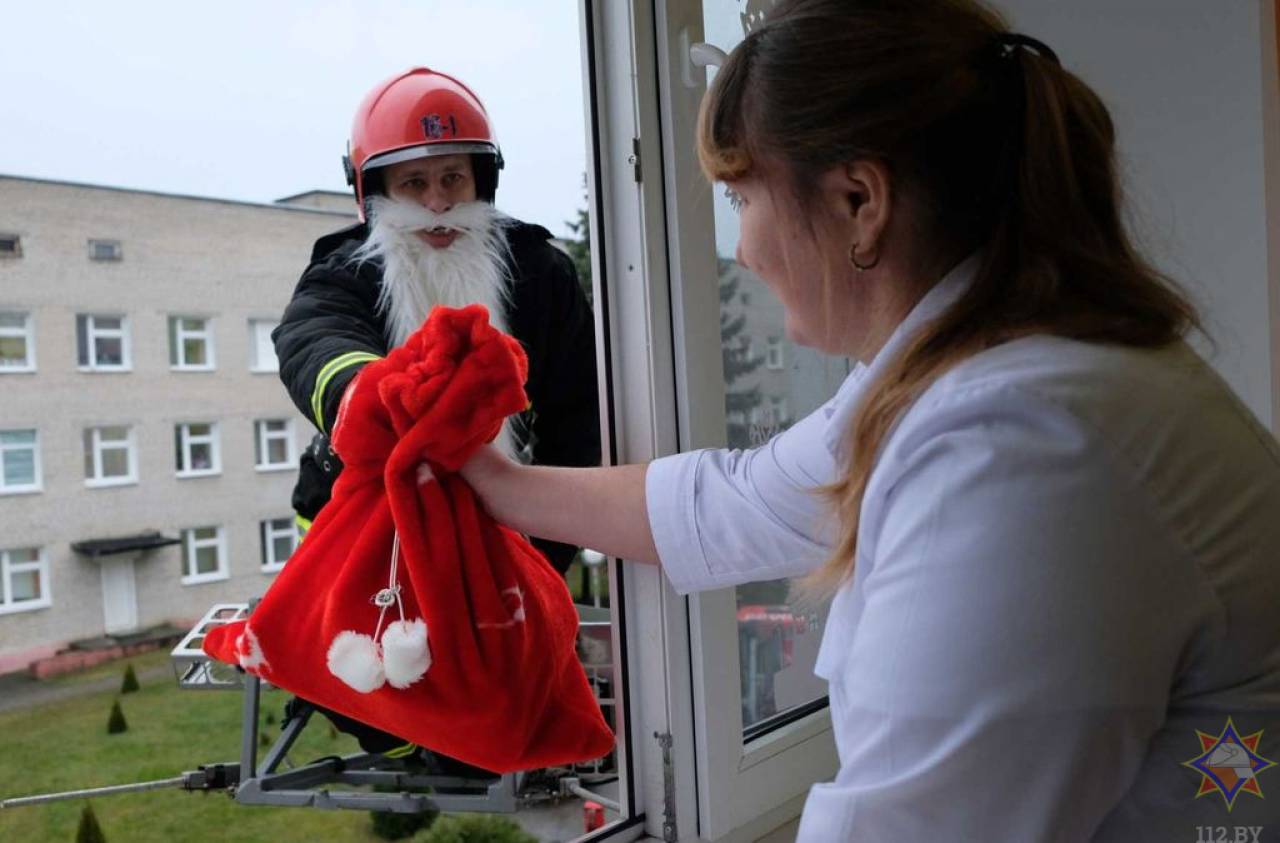 В Слониме Дед Мороз забрался в окно больницы, чтобы передать детям подарки